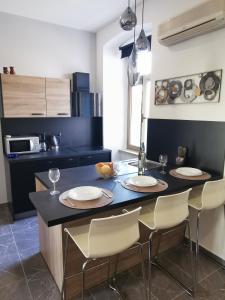 una cucina con un tavolo con piatti e bicchieri sopra di Apartment Heart of Old Town a Pola (Pula)