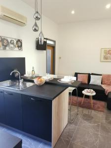 una cucina con un lavello e un piano di lavoro di Apartment Heart of Old Town a Pola (Pula) Altre 5 foto