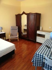 - une chambre avec un miroir, un lit et une commode dans l'établissement Studio at Funchal 500 m away from the beach with terrace and wifi, à Funchal