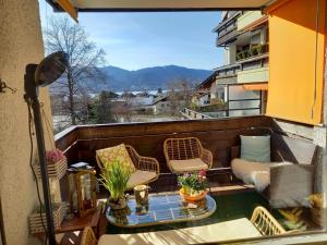 a balcony with chairs and a table on a balcony at Zentral am See in Tegernsee in Tegernsee