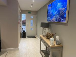 uma sala de estar com um aquário na parede em Kirkwirral Guest House - not self catering em Dumfries