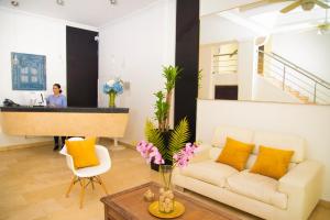 ein Wohnzimmer mit Sofa und Klavier in der Unterkunft Hotel Virrey Cartagena in Cartagena de Indias