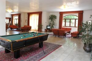 salon ze stołem bilardowym i krzesłami w obiekcie Hotel Villa Rosa w mieście Martina Franca