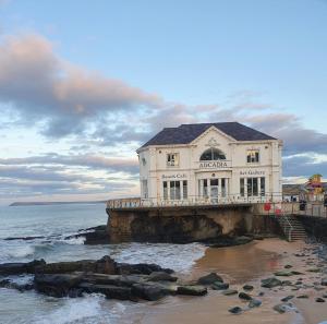 um edifício num cais na praia em Coastal Links em Portrush