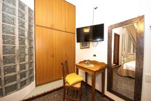 Zimmer mit einem Tisch und einem Spiegel sowie einem Schlafzimmer. in der Unterkunft Next Stop 28 in Tivoli