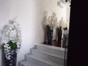 サンドミエシュにあるWilla Sandomierskaの階段の横に白い花瓶