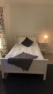 سرير أو أسرّة في غرفة في Apelkvistens Wärdshus & Logi
