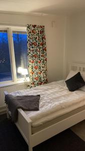 Una cama o camas en una habitación de Apelkvistens Wärdshus & Logi