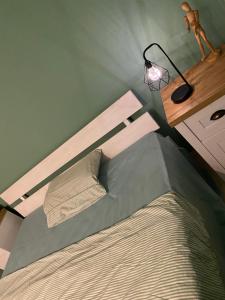 a bedroom with a bed and a desk with a lamp at Sarud házikó-szálláshely in Sarud