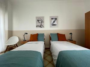 dwa łóżka siedzące obok siebie w pokoju w obiekcie A&B Homes Leuca w mieście Leuca