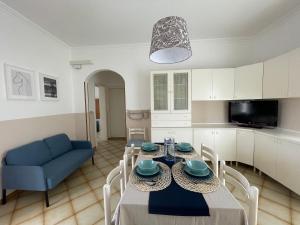 uma cozinha e sala de jantar com mesa e cadeiras em A&B Homes Leuca em Leuca