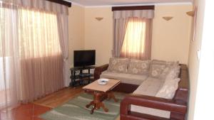 een woonkamer met een bank en een tafel bij Apartments Marović in Lustica