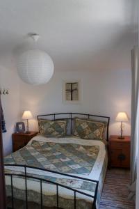 1 dormitorio con 1 cama con 2 mesitas de noche y 2 lámparas en Apartments Panorama, en Makarska