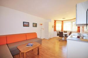 uma sala de estar com um sofá e uma mesa em Appartements Peter em Sankt Kanzian