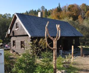 Cabaña de madera con techo negro en KURNACHATA, en Wetlina