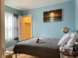 A bed or beds in a room at 2 BR Apt near Great Lakes Naval Base and 6 Flags