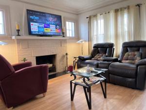 A television and/or entertainment centre at 2 BR Apt near Great Lakes Naval Base and 6 Flags