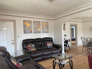 A seating area at 2 BR Apt near Great Lakes Naval Base and 6 Flags