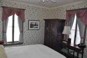 Un pat sau paturi într-o cameră la Auberge Lakeview Inn