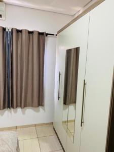 een badkamer met een douche en een glazen kast bij Casa para temporada in Buriti