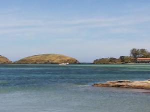 an island in the middle of a body of water at Apartamento Cabo Frio in Cabo Frio