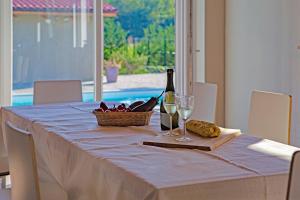Lauriano的住宿－Agriturismo Casa Matilde，一张桌子,上面放着一瓶葡萄酒和一篮子的食物