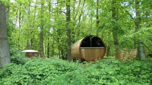 una bañera de madera en medio de un bosque en Soulpath en Sint-Katelijne-Waver