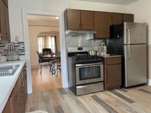 A kitchen or kitchenette at 2 BR Apt near Great Lakes Naval Base and 6 Flags