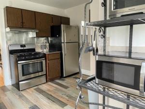 A kitchen or kitchenette at 2 BR Apt near Great Lakes Naval Base and 6 Flags