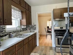 A kitchen or kitchenette at 2 BR Apt near Great Lakes Naval Base and 6 Flags