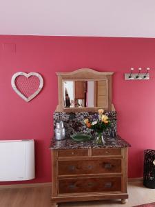 een badkamer met een houten dressoir met een spiegel bij Logement douillet neuf L'INDIAN in Dossenheim-sur-Zinsel
