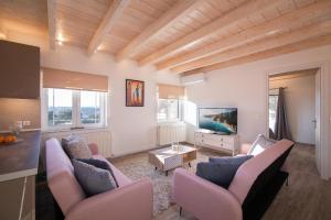 sala de estar con 2 sofás y TV en Sole di Corfu en Gastourion