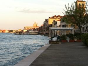 ヴェネツィアにあるヴェニス ホームの建物と市街のある川の景色