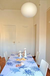 サバウディアにあるSeaBaudia 2 SENZA TERRAZZAのダイニングルームテーブル(青と白のテーブルクロス付)