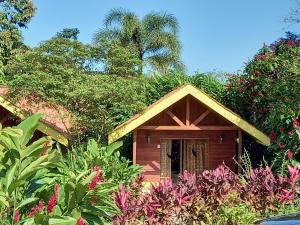 ein kleines Haus umgeben von Pflanzen und Bäumen in der Unterkunft Selvita Lodge Arenal in Fortuna