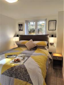 een slaapkamer met een bed met een bord eten erop bij Curlew's Nest in Ruthin
