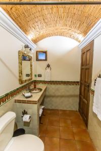 A bathroom at Hotel Boutique Los Pasos & Spa