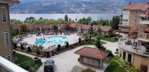 Pemandangan kolam renang di Discovery Bay Resort by Kelowna Resort Acc. - 80+ suites available atau berdekatan