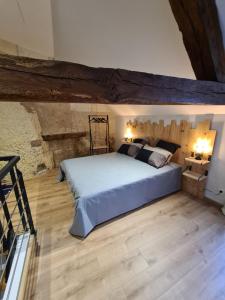 um quarto com uma cama grande e piso em madeira em Les Logis du rempart em Loches