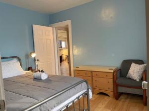 A bed or beds in a room at 2 BR Apt near Great Lakes Naval Base and 6 Flags