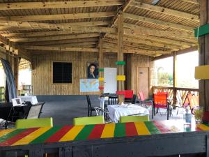 Habitación con mesa y sillas coloridas. en Vieques Good Vibe Guest House, en Vieques