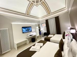 ETNEA STYLE CATANIA LUXURY ROOMS的电视和/或娱乐中心