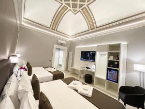 ETNEA STYLE CATANIA LUXURY ROOMS的电视和/或娱乐中心