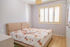 1 dormitorio con cama y ventana en Enea’s guest house en Vlorë