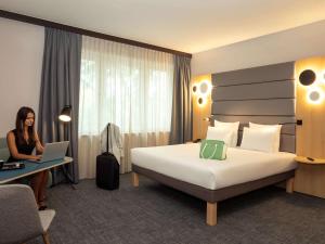 Un pat sau paturi într-o cameră la Novotel Brussels Centre Midi