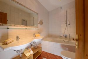 Koupelna v ubytování Hotel Garni am Sonnberg + 37 fotografií