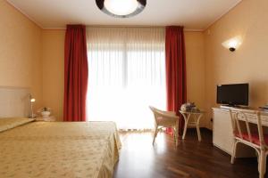 Postel nebo postele na pokoji v ubytování Serravalle Golf Hotel