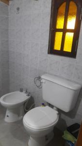 Un baño con inodoro, lavabo y ventana. en Cabaña: LOS ABUELOS, en San Rafael 14 fotos más