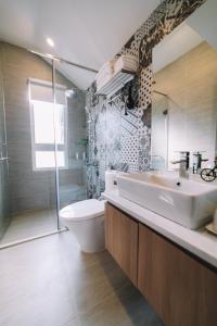 uma casa de banho com um lavatório, um WC e um chuveiro em Song Anh Hotel em Da Lat