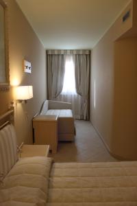 a hotel room with a bed and a window at La Casa di Gino in San Nicola
